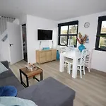 Strandhuisje Achter De Duinen. *