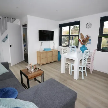 Strandhuisje Achter De Duinen. *