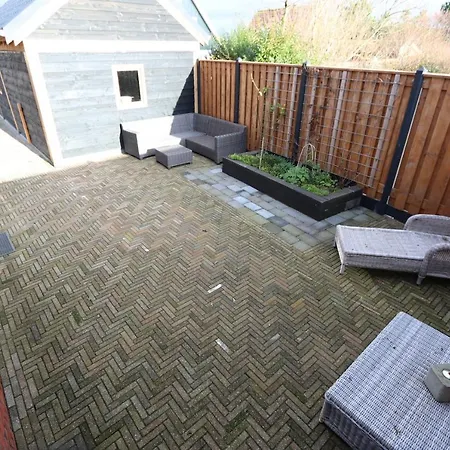 Strandhuisje Achter De Duinen.