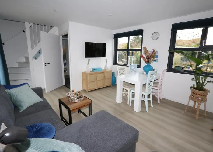 Strandhuisje Achter De Duinen. *