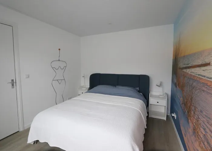 Strandhuisje Achter De Duinen. *