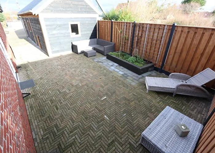 Strandhuisje Achter De Duinen.