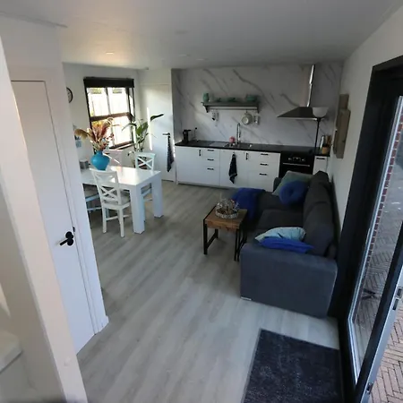 Strandhuisje Achter De Duinen. *