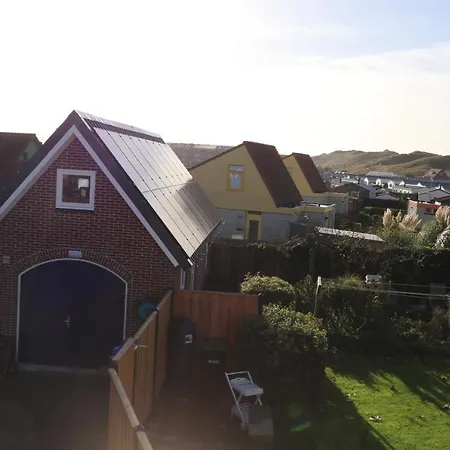 Daire Strandhuisje Achter De Duinen.